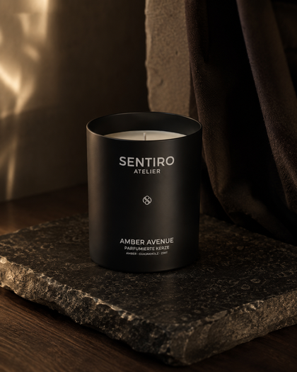 AMBER AVENUE Duftkerze von Sentiro Atelier