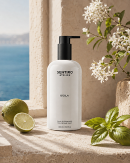 ISOLA Hand & Body Wash in einer warmen mediterranen Badezimmerszene