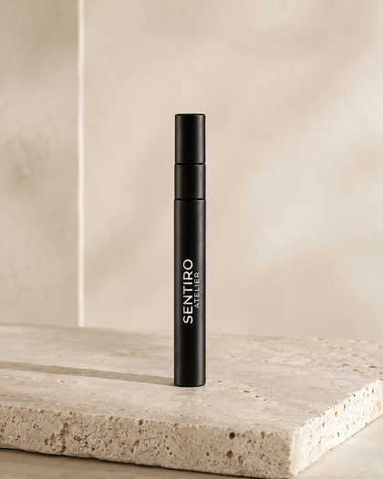 Schwarzer Sentiro Atelier Raumduft Sample Mini-Flakon 10 ml auf hellem Travertin